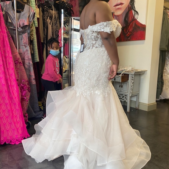 Hello this is a Justin Alexander size 16-18 - Picture 2 of 7